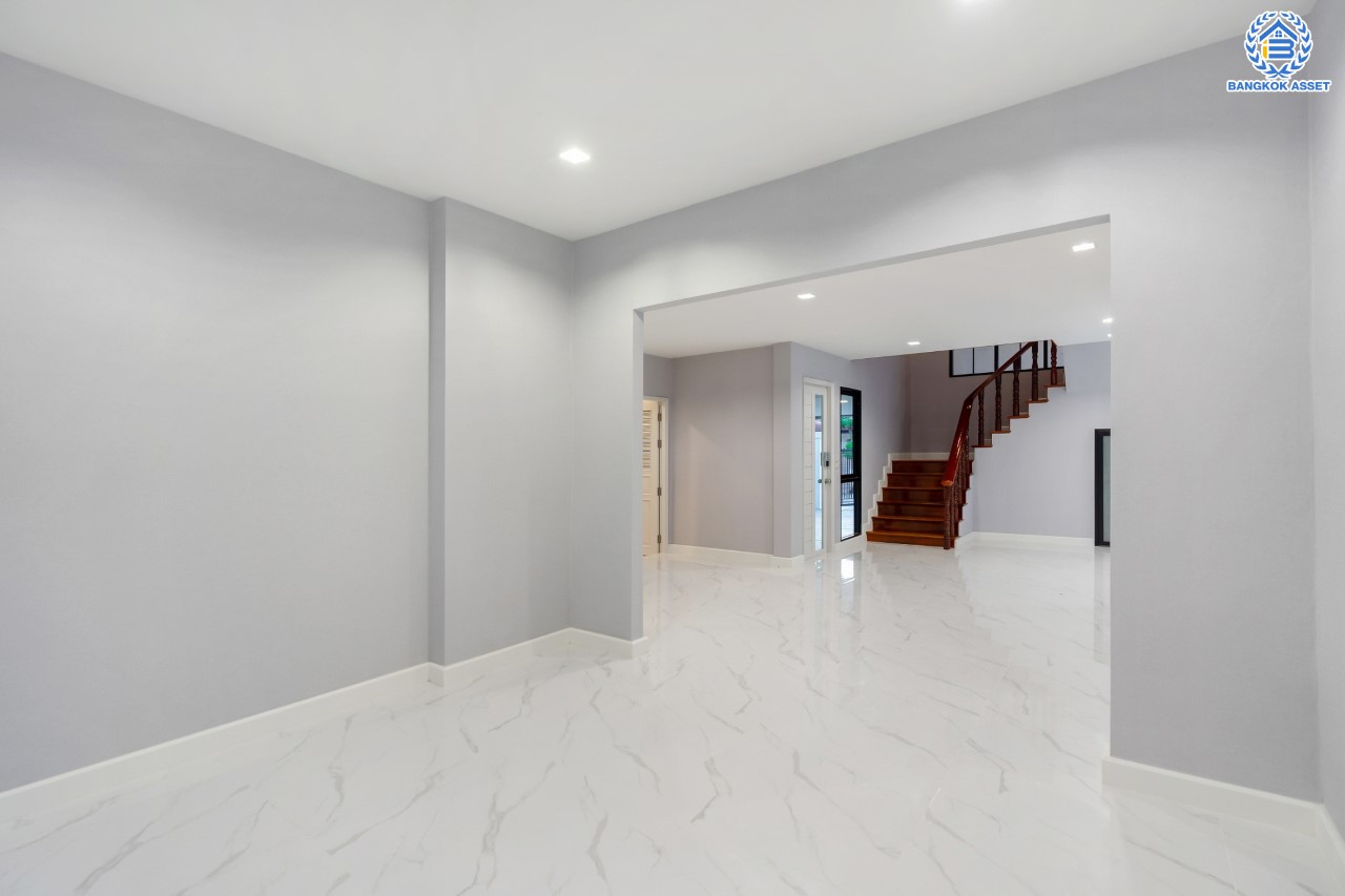 คฤหาสน์ตกแต่งใหม่ คุณภาพ LH ม.ชลลดา บางบัวทอง แปลงมุม เนื้อที่ 121 ตร.ว. ตกแต่งหรูหรา ตอบโจทย์ครอบครัวใหญ่ ด้วยฟังก์ชัน 4 ห้องนอน 6 ห้องน้ำ 1 ห้องอเนกประสงค์ 1 ห้องแม่บ้าน จอดรถได้ถึง 4 คัน มีสนามหญ้าด้านข้างกว้างขวาง พร้อม Facilities ครบ! บนทำเลคุณภาพ เชื่อมต่อได้หลายเส้นทาง ใกล้เซ็นทรัลเวสต์เกต และรถไฟฟ้า "สถานีบางพลู"